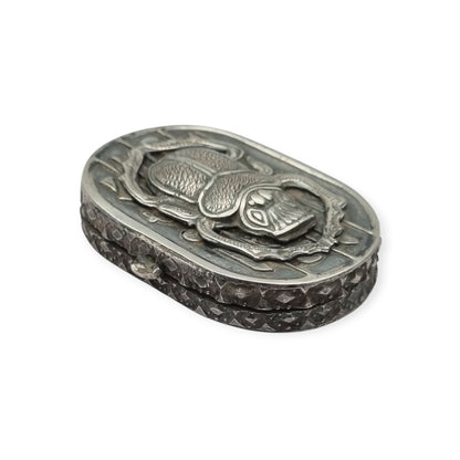 Caja egipcia de plata con escarabajo, decoración Egyptian Revival y motivos jeroglíficos, siglo XX, ca. 1945–1970