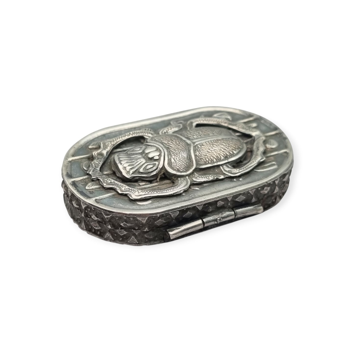 Caja egipcia de plata con escarabajo, decoración Egyptian Revival y motivos jeroglíficos, siglo XX, ca. 1945–1970