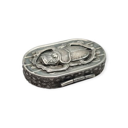 Caja egipcia de plata con escarabajo, decoración Egyptian Revival y motivos jeroglíficos, siglo XX, ca. 1945–1970