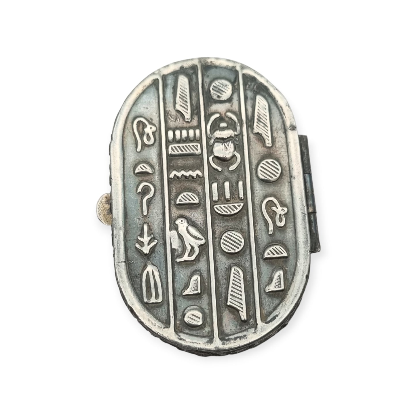 Caja egipcia de plata con escarabajo, decoración Egyptian Revival y motivos jeroglíficos, siglo XX, ca. 1945–1970