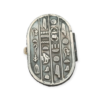 Caja egipcia de plata con escarabajo, decoración Egyptian Revival y motivos jeroglíficos, siglo XX, ca. 1945–1970