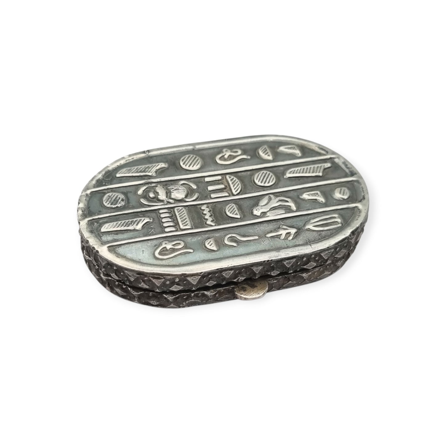 Caja egipcia de plata con escarabajo, decoración Egyptian Revival y motivos jeroglíficos, siglo XX, ca. 1945–1970