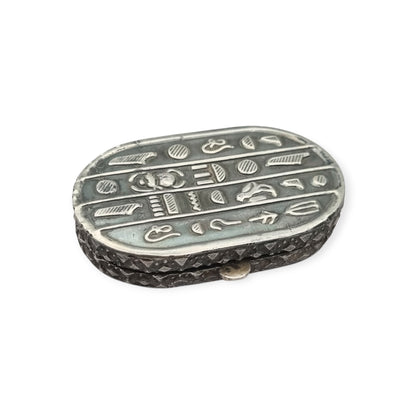 Caja egipcia de plata con escarabajo, decoración Egyptian Revival y motivos jeroglíficos, siglo XX, ca. 1945–1970