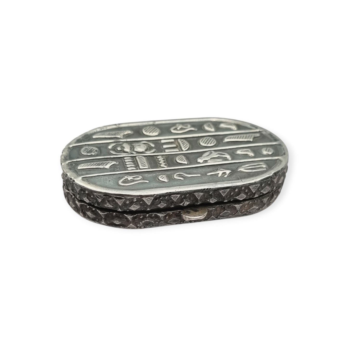 Caja egipcia de plata con escarabajo, decoración Egyptian Revival y motivos jeroglíficos, siglo XX, ca. 1945–1970