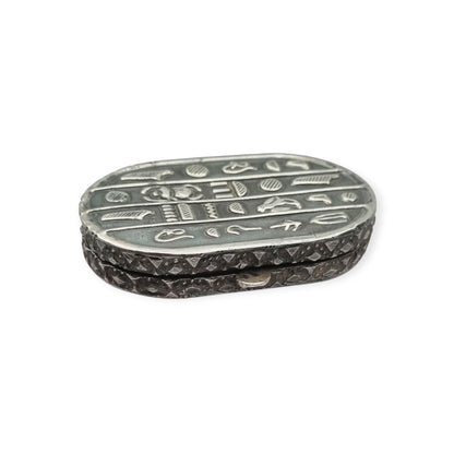 Caja egipcia de plata con escarabajo, decoración Egyptian Revival y motivos jeroglíficos, siglo XX, ca. 1945–1970