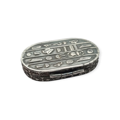 Caja egipcia de plata con escarabajo, decoración Egyptian Revival y motivos jeroglíficos, siglo XX, ca. 1945–1970