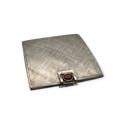 Estuche compacto Art Déco en plata 800 con cabujón de cornalina, Europa continental, ca. 1925–1940