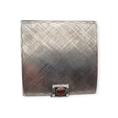 Estuche compacto Art Déco en plata 800 con cabujón de cornalina, Europa continental, ca. 1925–1940