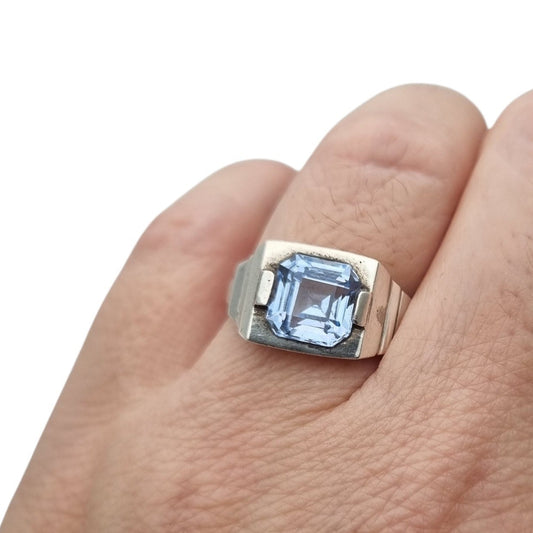 Anillo Art Déco de plata testada con cristal azul facetado, sello geométrico unisex, ca. 1930–1945