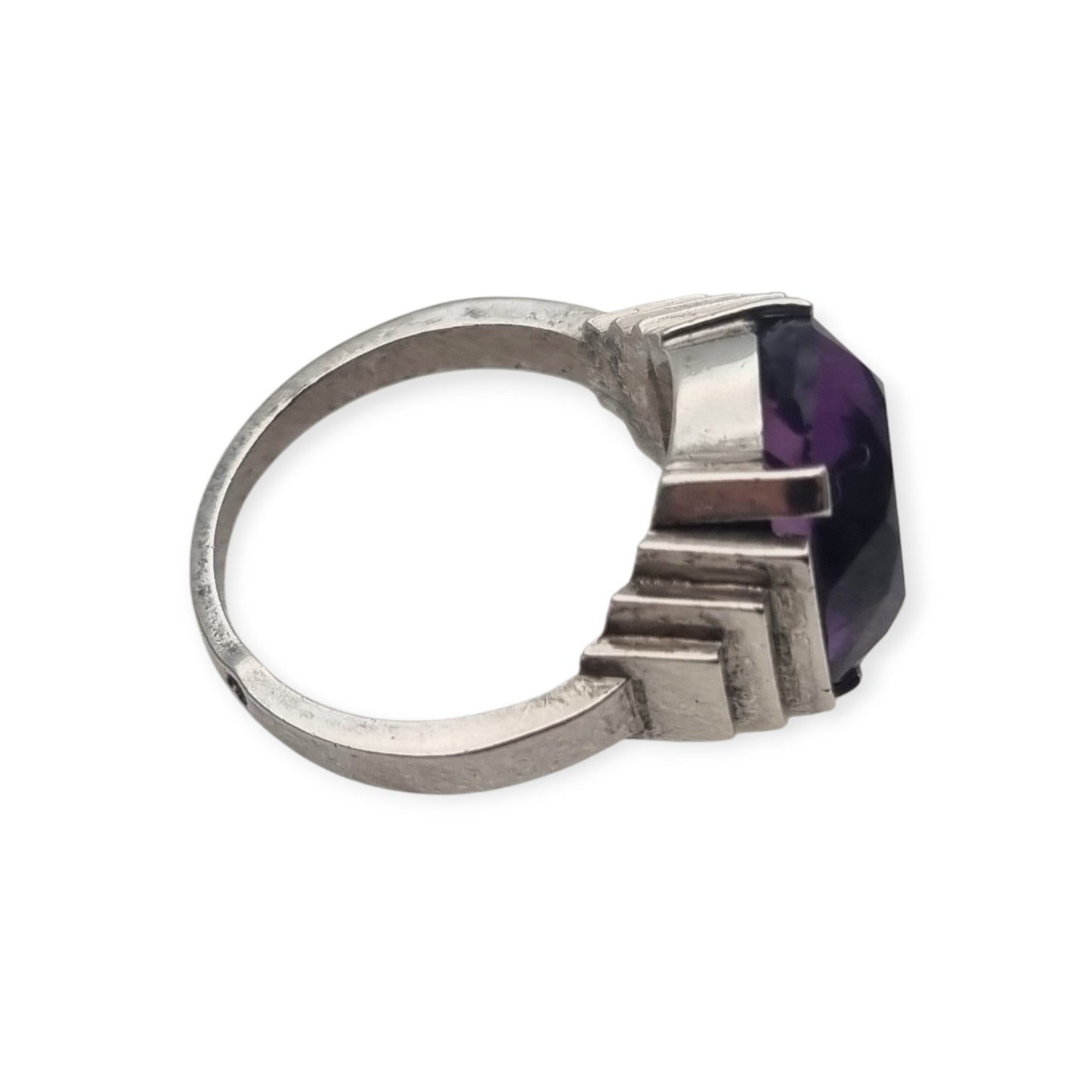 Anillo cocktail Art Déco francés de plata con cristal violeta facetado, influencia Tank, ca. 1930–1940