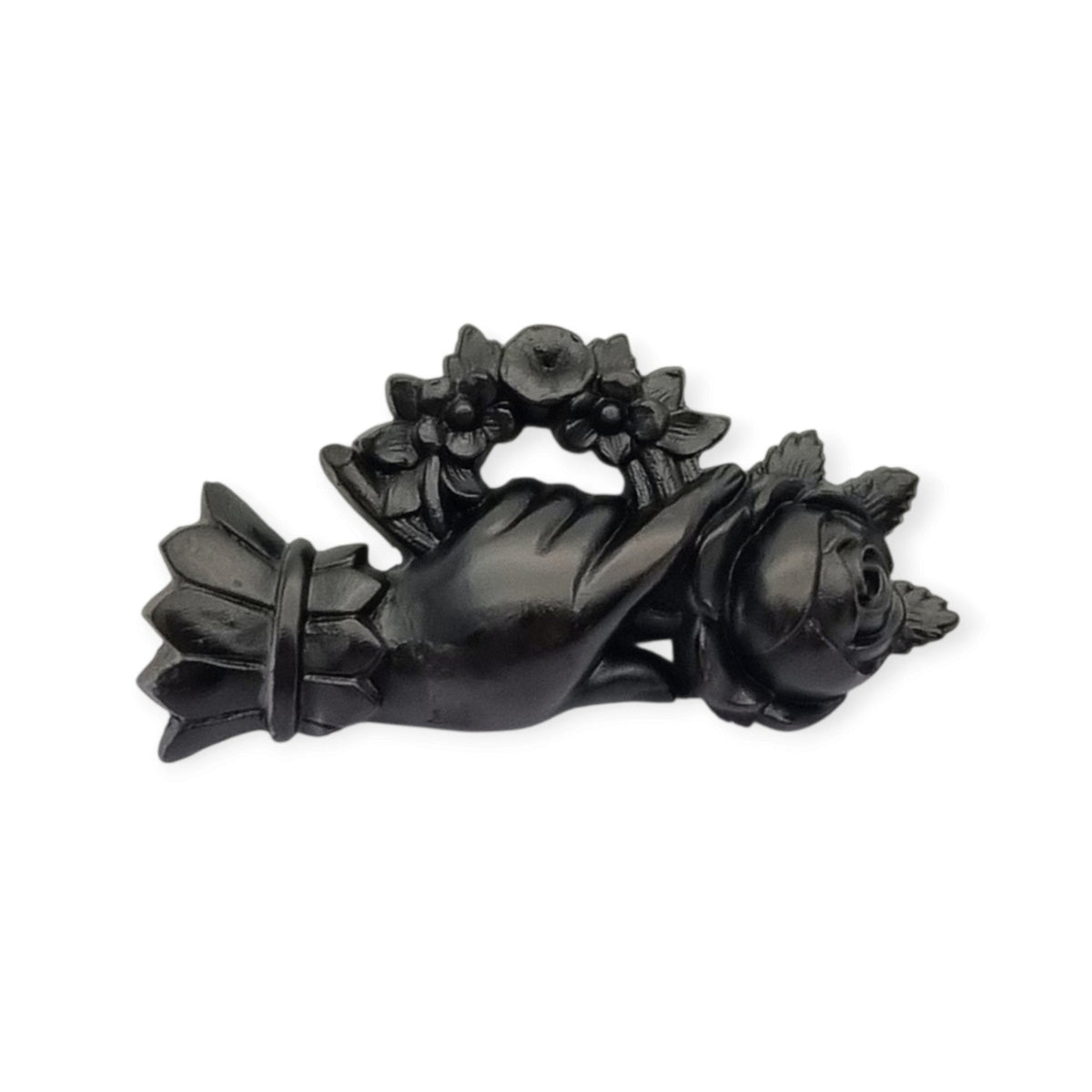 Broche victoriano de mano con rosa y corona floral, probable vulcanita, joyería sentimental circa 1870–1890