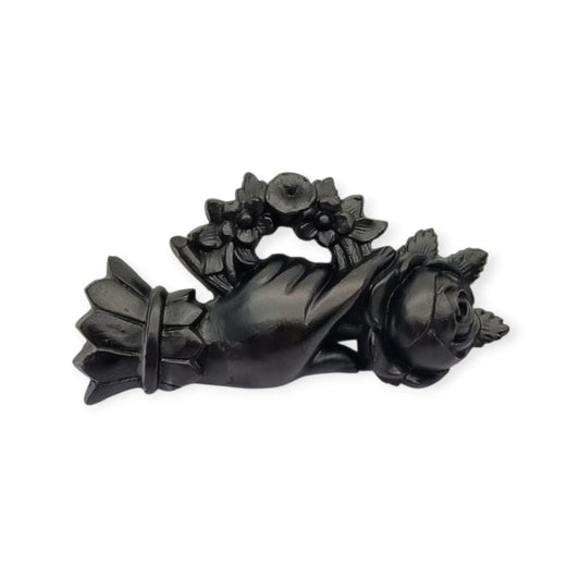Broche victoriano de mano con rosa y corona floral, probable vulcanita, joyería sentimental circa 1870–1890
