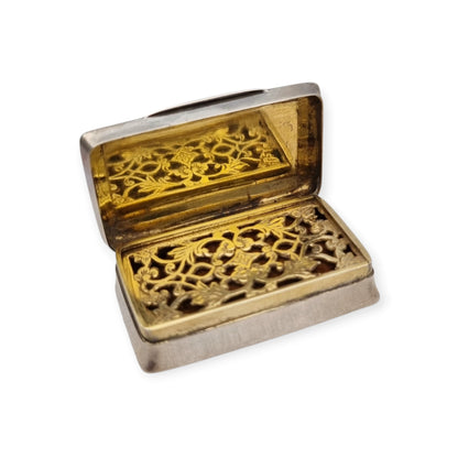 Vinaigrette antigua de plata victoriana con interior dorado y rejilla calada, circa 1850-1880