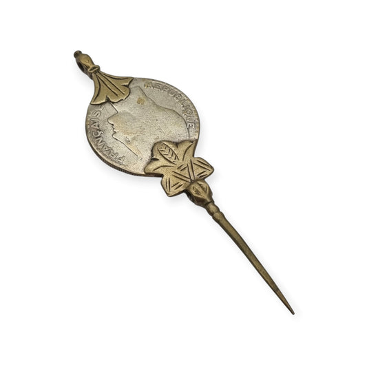 Fíbula bereber de plata étnica con moneda francesa, norte de África, 1930-1960