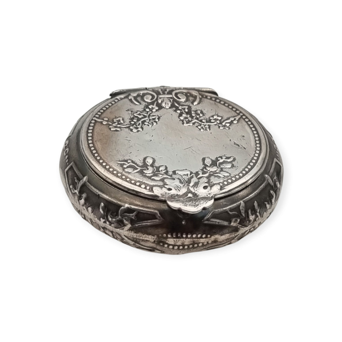 Antique silver pendant powder compact with mirror, Belle Époque and Art Nouveau, Europe, circa 1900-1915