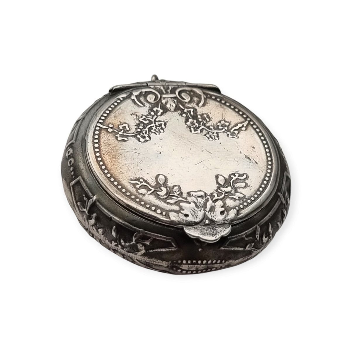 Antique silver pendant powder compact with mirror, Belle Époque and Art Nouveau, Europe, circa 1900-1915