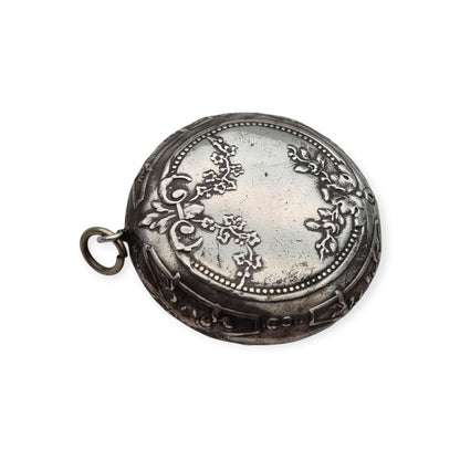 Antique silver pendant powder compact with mirror, Belle Époque and Art Nouveau, Europe, circa 1900-1915