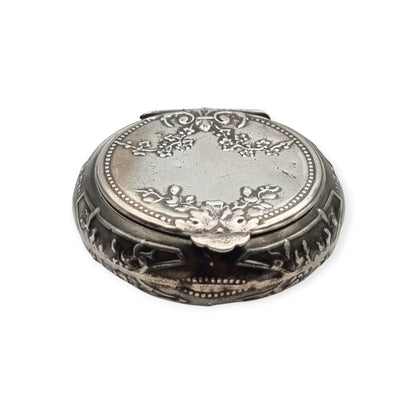 Antique silver pendant powder compact with mirror, Belle Époque and Art Nouveau, Europe, circa 1900-1915