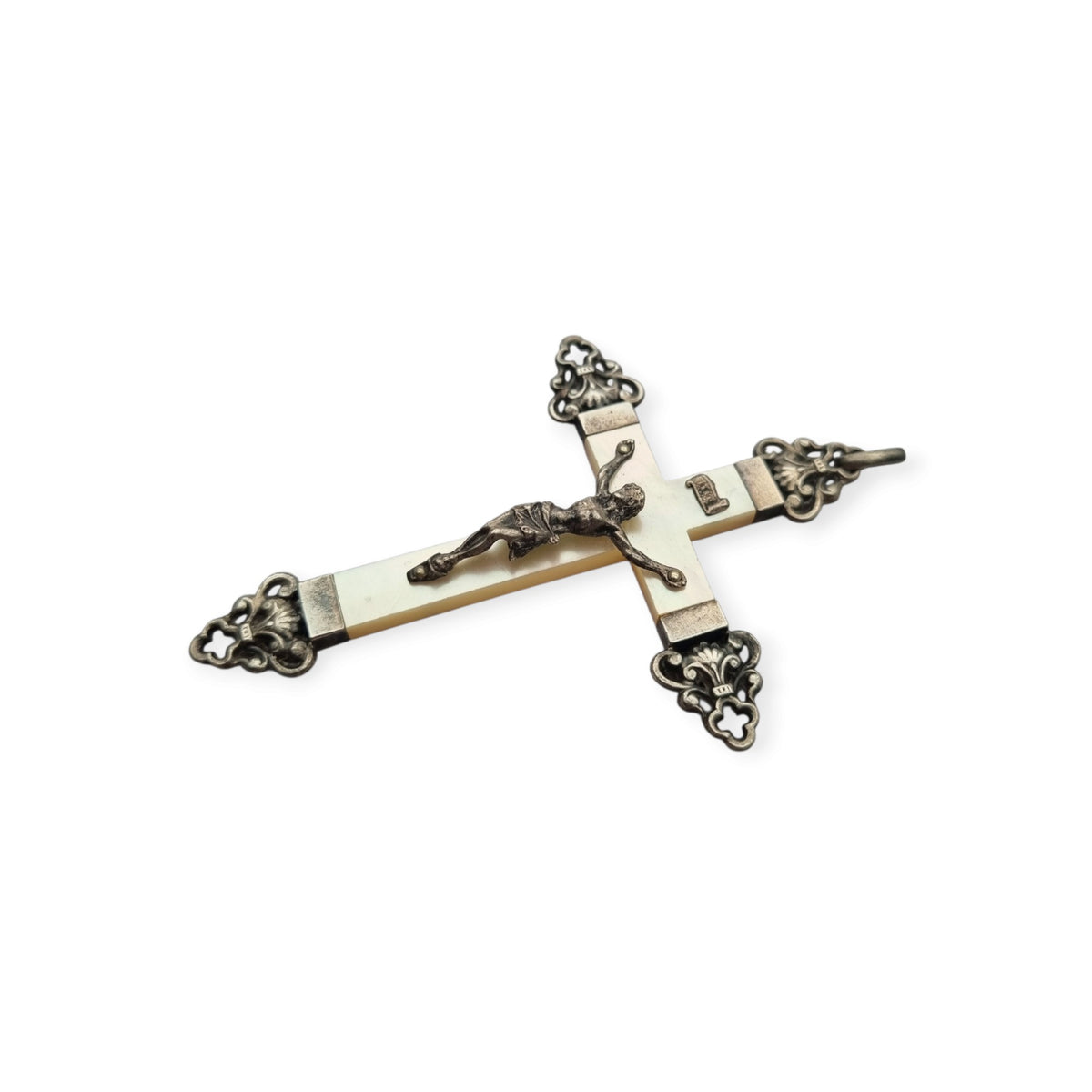Crucifijo antiguo de plata y nácar, Art Nouveau neogótico, ca. 1910-1920