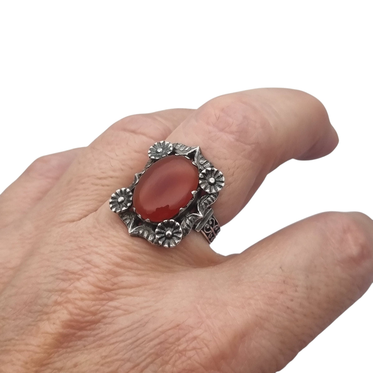 Anillo antiguo Art Déco de plata y cornalina con decoración floral, Francia años 50