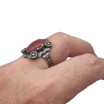 Anillo antiguo Art Déco de plata y cornalina con decoración floral, Francia años 50