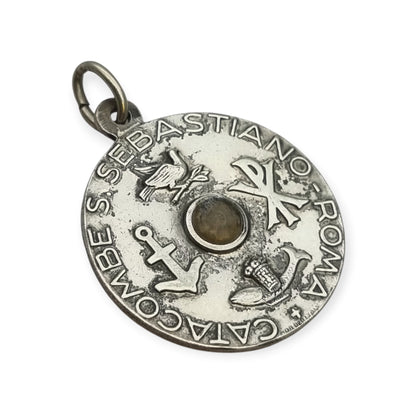 Medalla relicario vintage de san Sebastián de las catacumbas de Roma con símbolos paleocristianos, Italia, ca. 1950–1960
