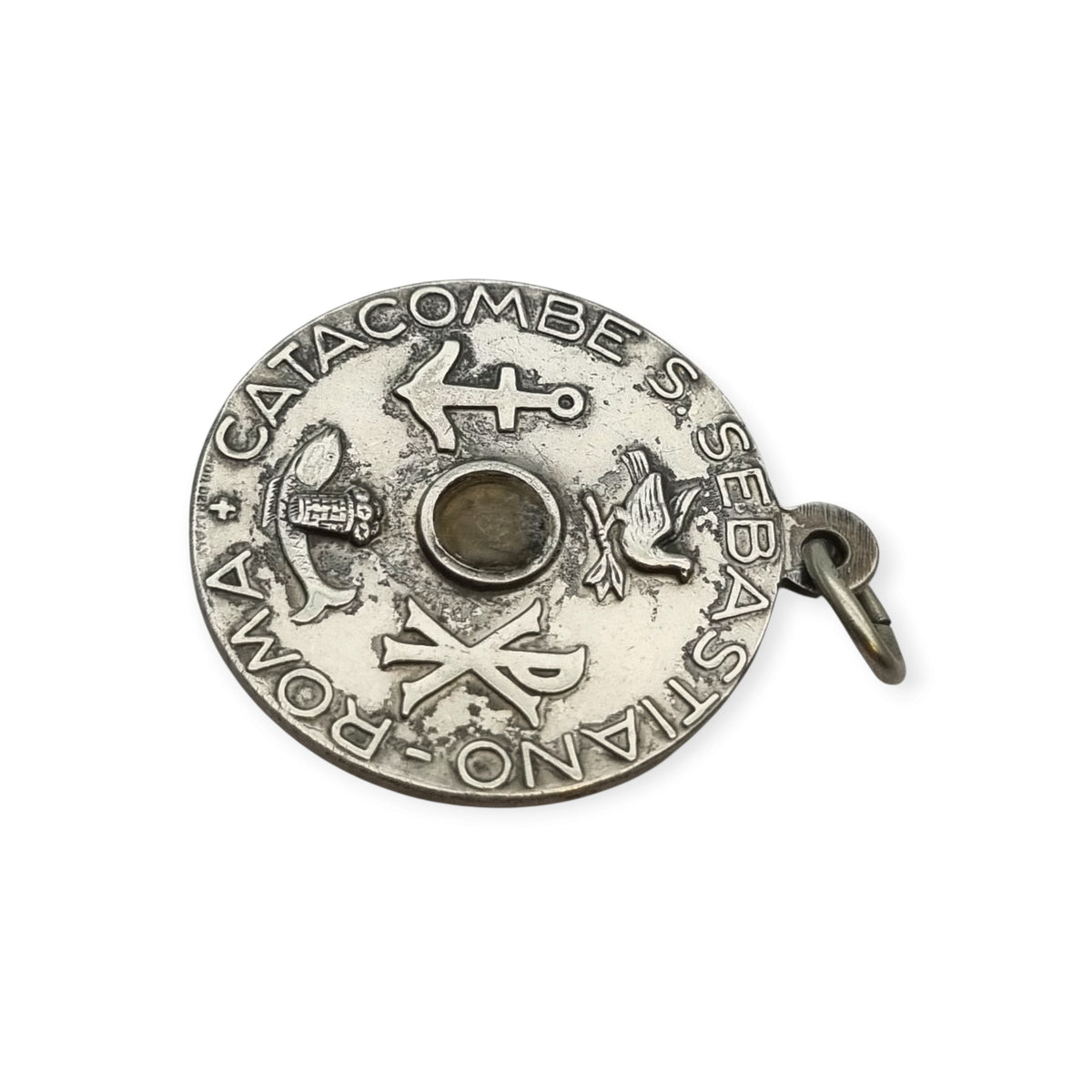 Medalla relicario vintage de san Sebastián de las catacumbas de Roma con símbolos paleocristianos, Italia, ca. 1950–1960