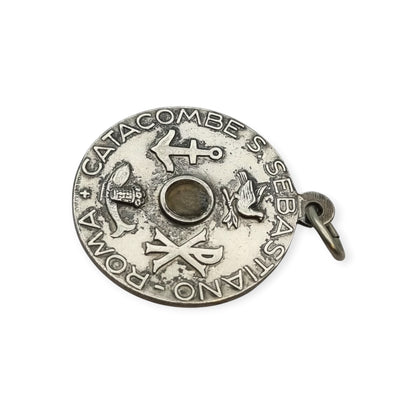 Medalla relicario vintage de san Sebastián de las catacumbas de Roma con símbolos paleocristianos, Italia, ca. 1950–1960