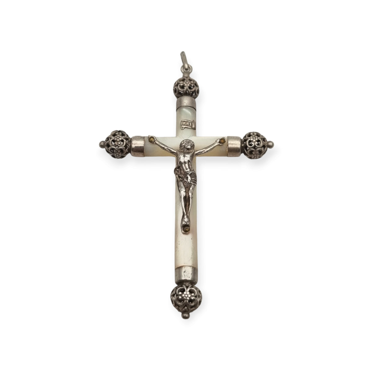 Crucifijo colgante antiguo de plata y nácar, remates calados de inspiración neogótica, Europa, ca. 1900–1930