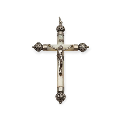 Crucifijo colgante antiguo de plata y nácar, remates calados de inspiración neogótica, Europa, ca. 1900–1930