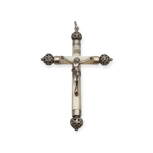 Crucifijo colgante antiguo de plata y nácar, remates calados de inspiración neogótica, Europa, ca. 1900–1930