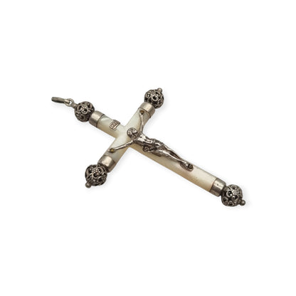 Crucifijo colgante antiguo de plata y nácar, remates calados de inspiración neogótica, Europa, ca. 1900–1930