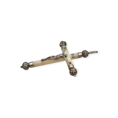 Crucifijo colgante antiguo de plata y nácar, remates calados de inspiración neogótica, Europa, ca. 1900–1930
