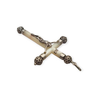 Crucifijo colgante antiguo de plata y nácar, remates calados de inspiración neogótica, Europa, ca. 1900–1930