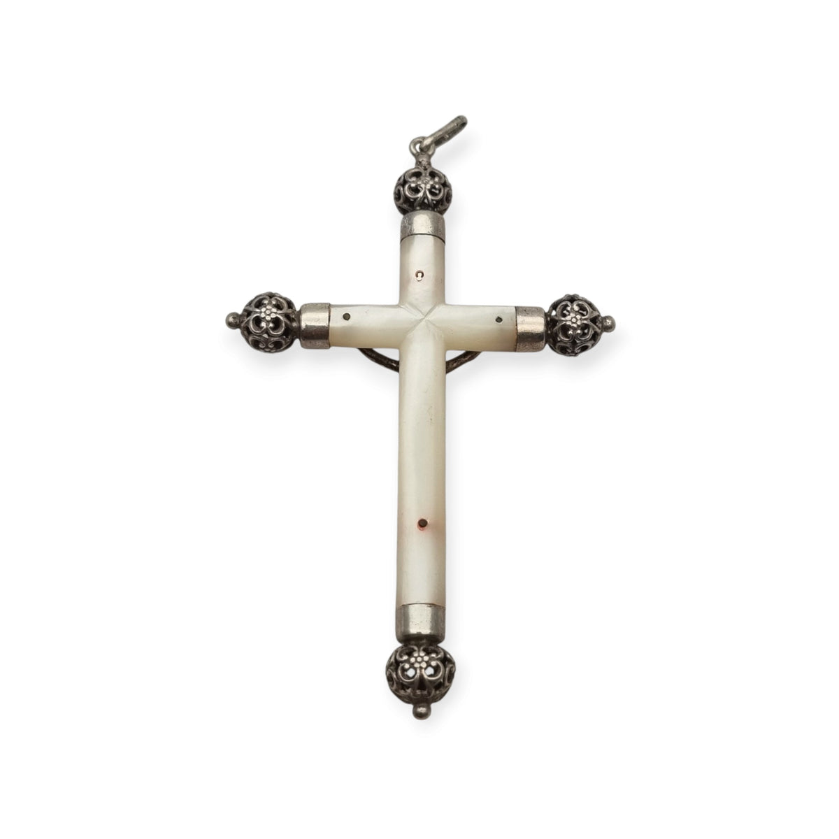 Crucifijo colgante antiguo de plata y nácar, remates calados de inspiración neogótica, Europa, ca. 1900–1930