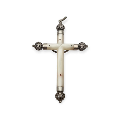 Crucifijo colgante antiguo de plata y nácar, remates calados de inspiración neogótica, Europa, ca. 1900–1930
