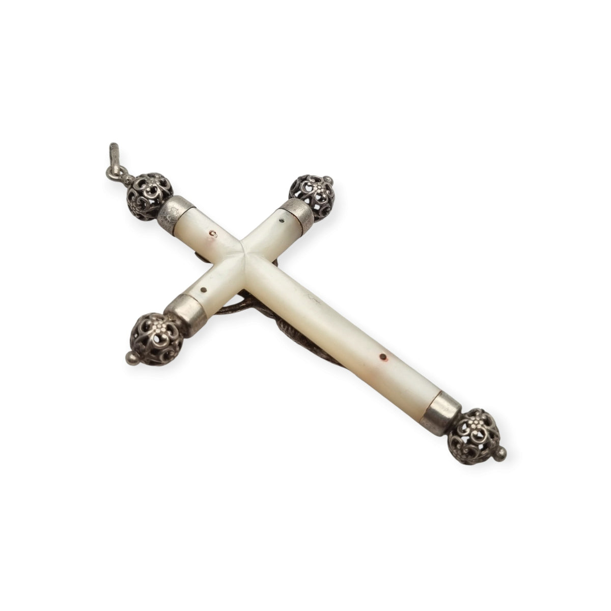 Crucifijo colgante antiguo de plata y nácar, remates calados de inspiración neogótica, Europa, ca. 1900–1930