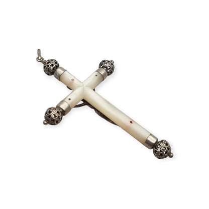Crucifijo colgante antiguo de plata y nácar, remates calados de inspiración neogótica, Europa, ca. 1900–1930