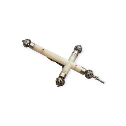 Crucifijo colgante antiguo de plata y nácar, remates calados de inspiración neogótica, Europa, ca. 1900–1930