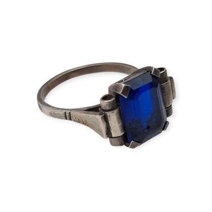 Anillo vintage Art Déco de plata con piedra azul facetada, Europa, ca. 1930–1940