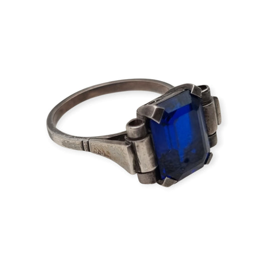 Anillo vintage Art Déco de plata con piedra azul facetada, Europa, ca. 1930–1940