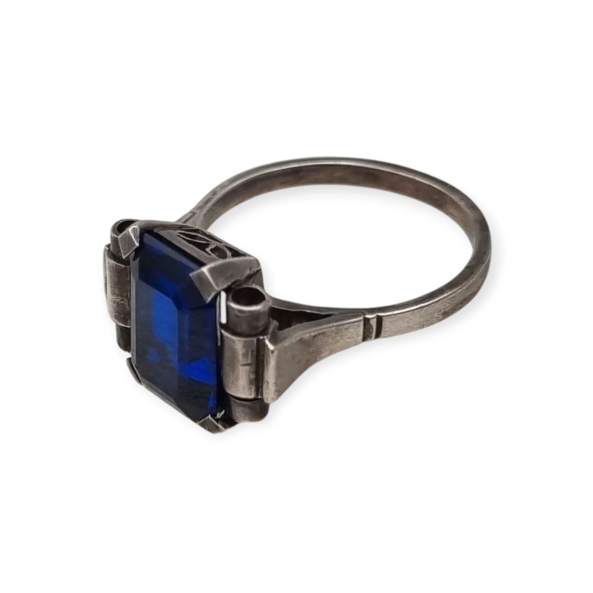 Anillo vintage Art Déco de plata con piedra azul facetada, Europa, ca. 1930–1940
