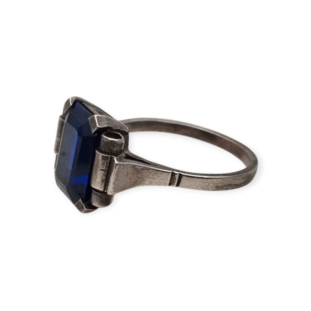 Anillo vintage Art Déco de plata con piedra azul facetada, Europa, ca. 1930–1940