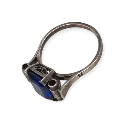 Anillo vintage Art Déco de plata con piedra azul facetada, Europa, ca. 1930–1940
