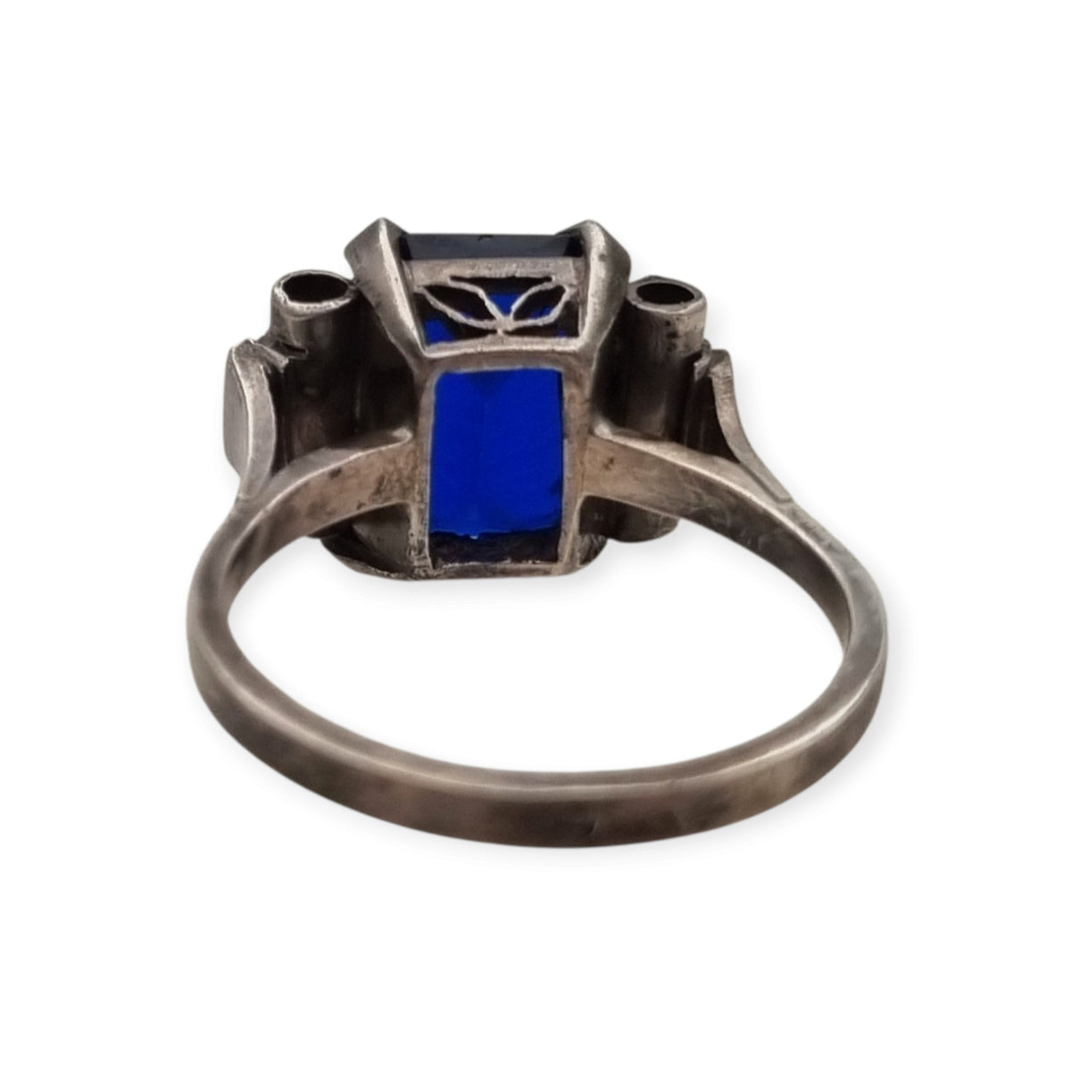 Anillo vintage Art Déco de plata con piedra azul facetada, Europa, ca. 1930–1940