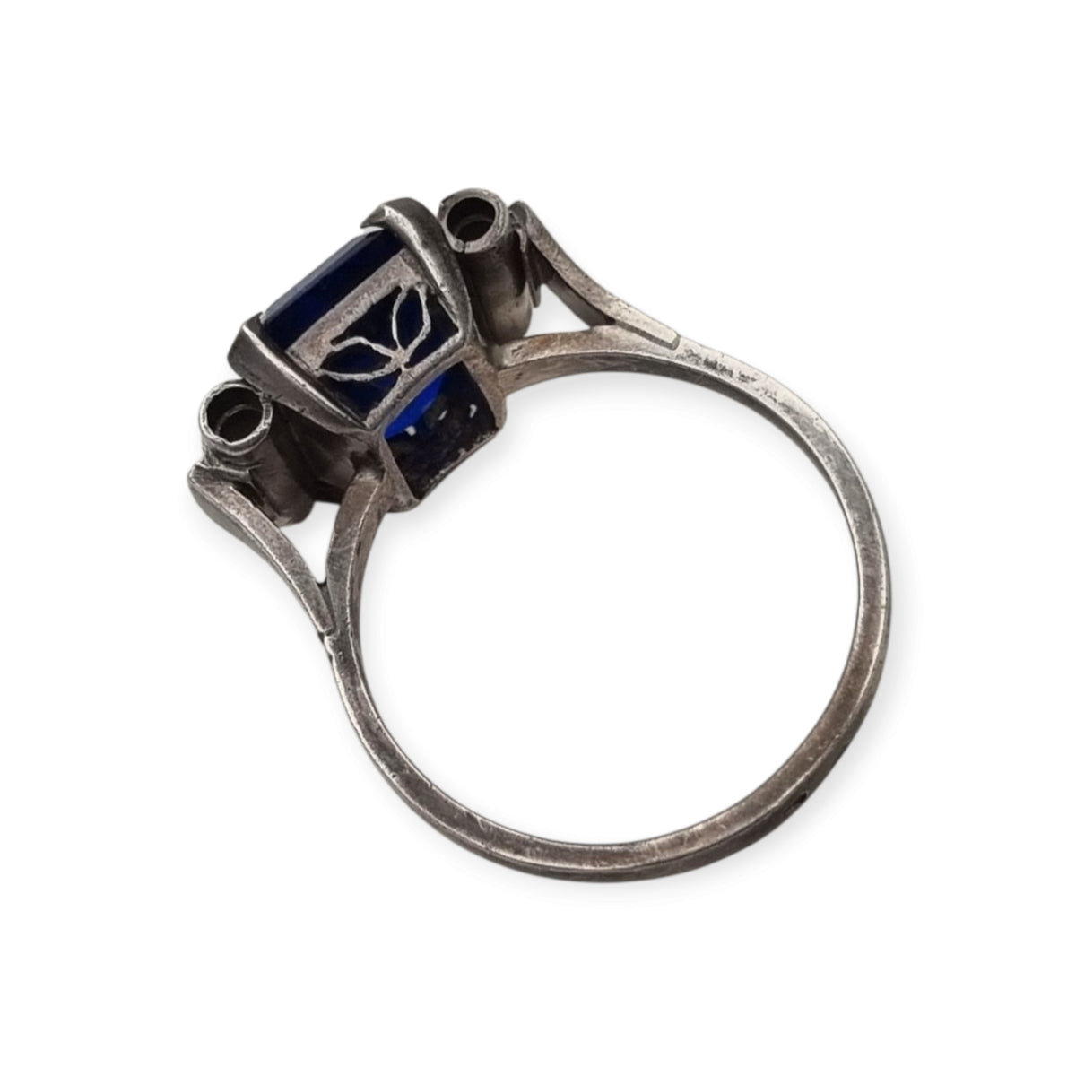 Anillo vintage Art Déco de plata con piedra azul facetada, Europa, ca. 1930–1940