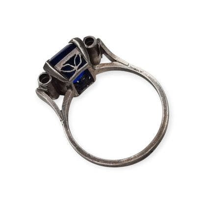 Anillo vintage Art Déco de plata con piedra azul facetada, Europa, ca. 1930–1940