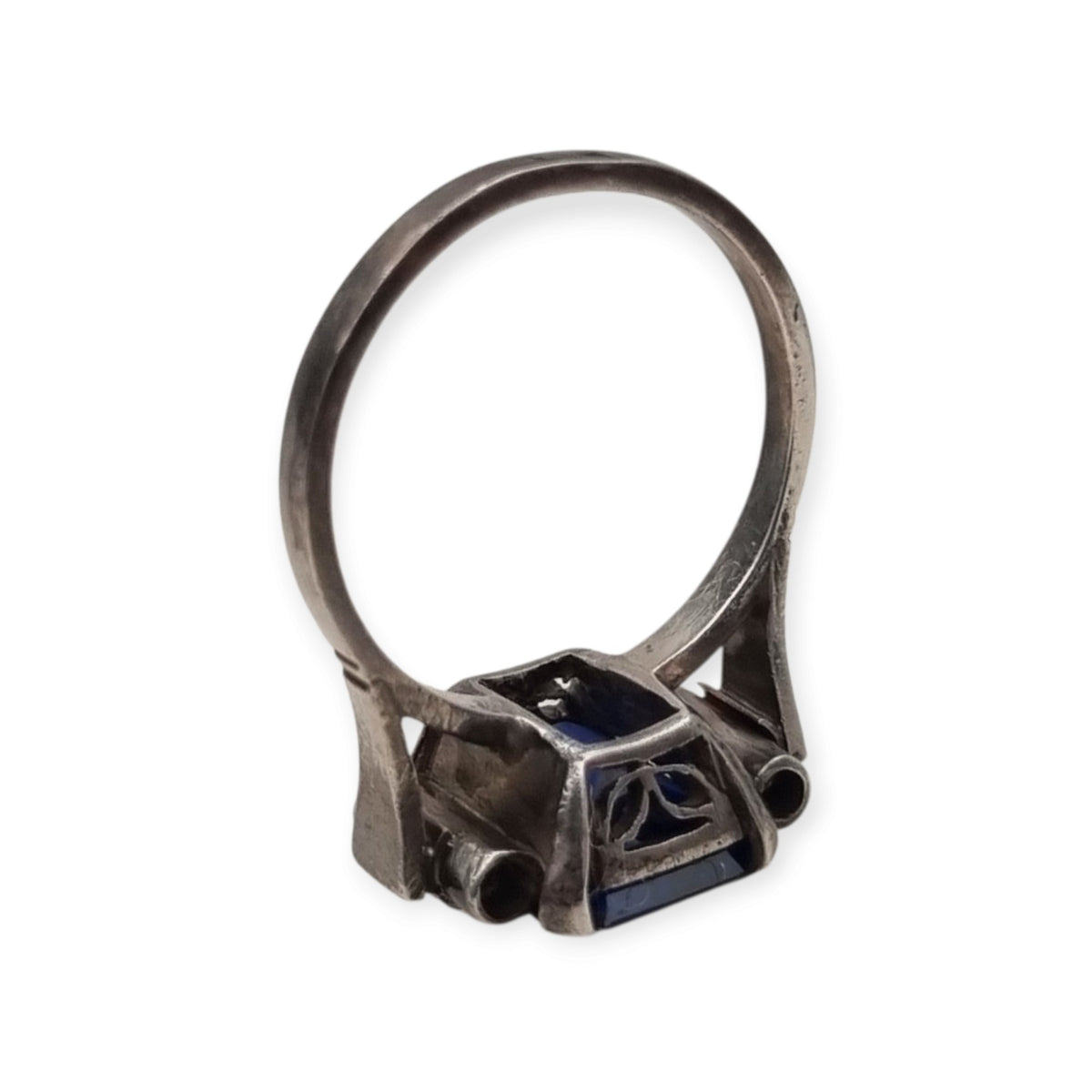 Anillo vintage Art Déco de plata con piedra azul facetada, Europa, ca. 1930–1940