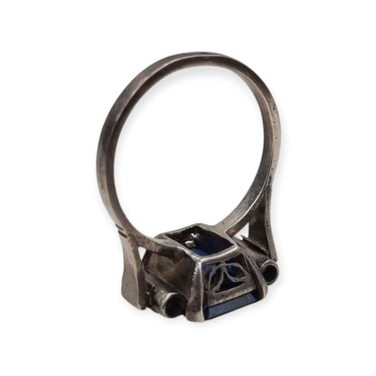 Anillo vintage Art Déco de plata con piedra azul facetada, Europa, ca. 1930–1940
