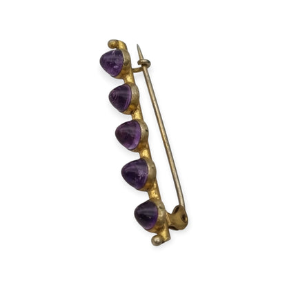 Broche de barra europeo de estilo victoriano tardío y eduardiano, metal dorado y cabujones violetas, ca. 1900–1950